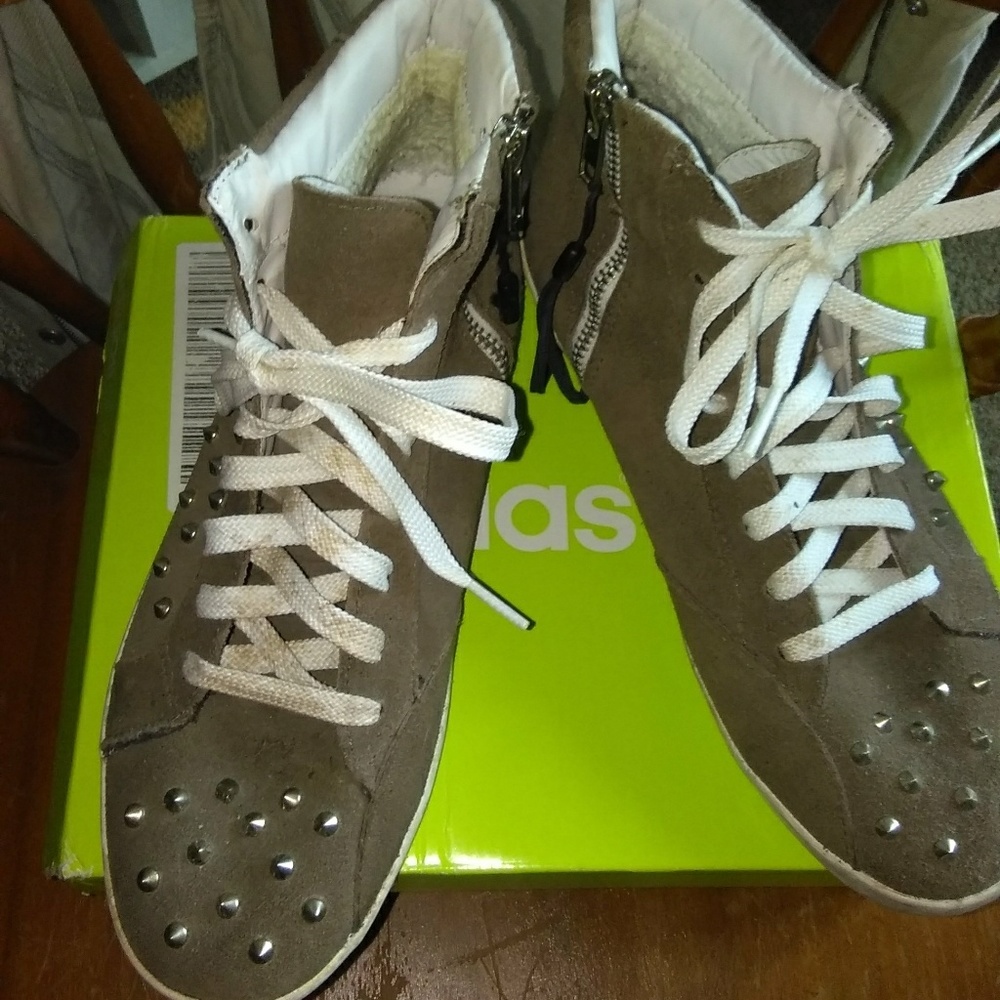 Steve Madden brn suede hi tops . Side zip